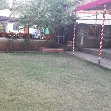 Hôtel Nisarg Shrushti Farmhouse à Pune Extérieur photo
